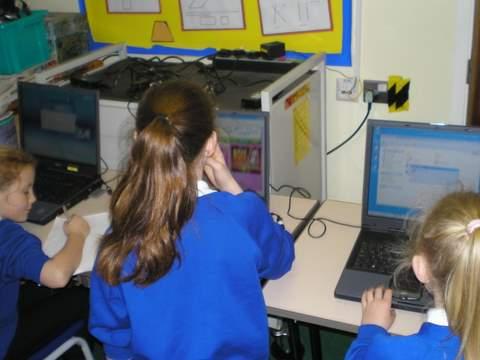 Putting_Together_The_Y6_Newspaper_09 (4)